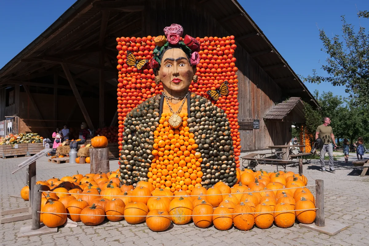 Frida-Kahlo-Kürbisfigur auf dem Juckerhof